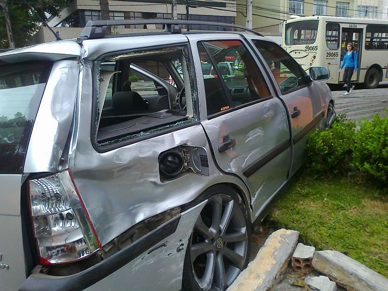 Colisão entre ônibus e carro ocorreu no cruzamento da Rua XV de Novembro com a Rua Doutor Faivre, às 7h15 | Aniele Nascimento / Agência de Notícias Gazeta do Povo