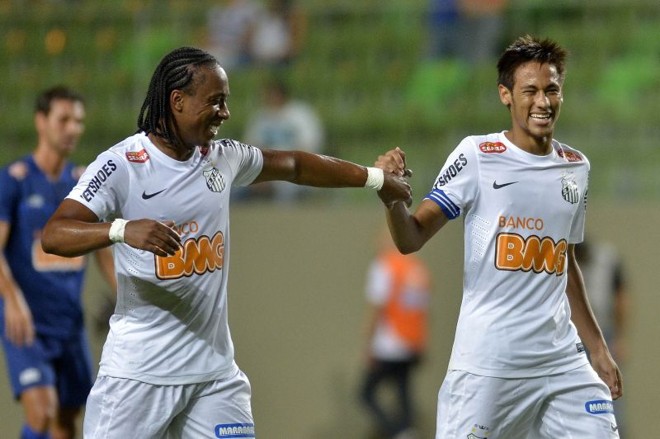 Neymar comemora ao lado de Arouca um de seus três gols na vitória do Santos sobre o Cruzeiro | Pedro Vilela / Agif / Folhapress