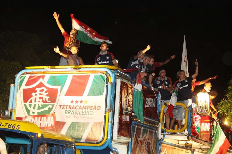 Elenco do Fluminense comemora o quarto título brasileiro em trio elétrico: festa tricolor entrou noite adentro no Rio | Diego Reis / Photocamera