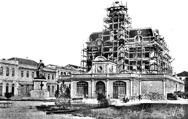 Hoje com outra função o prédio da prefeitura de Curitiba aparece nesta foto de maio de 1915, quando estava sendo construído dentro do espaço ocupado pelo antigo Mercado Municipal |