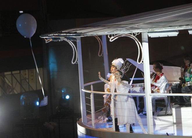 A rua XV de Novembro se iluminou durante o coral das crianças | 