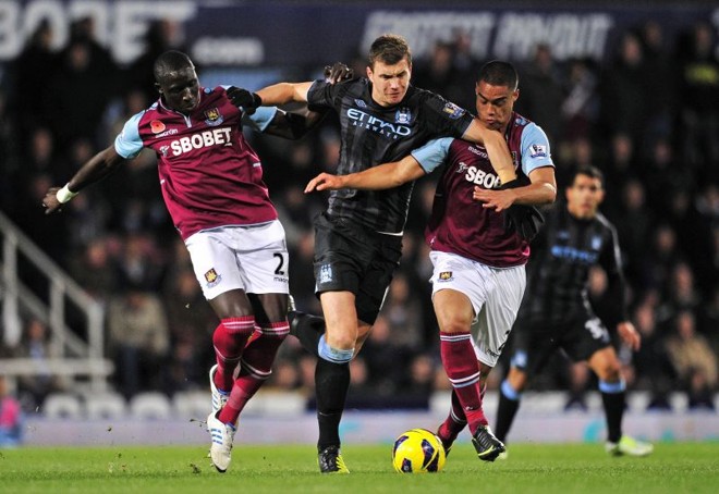 Dzeko tenta se livrar dos marcadores do West Ham. Manchester City tropeçou | AFP