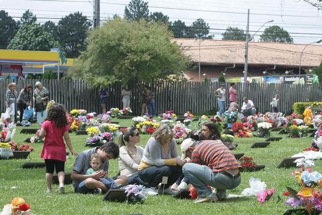 Visitantes no cemitério Jardim da Saudade, no Portão. | 