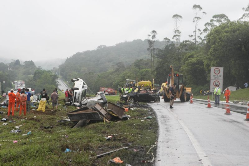 Veículos foram arrastados após as colisões em série: motorista do caminhão escapou ileso, mas foi preso ainda no local | Ivonaldo Alexandre/Gazeta do Povo