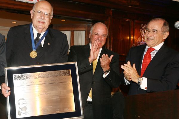 O empresário Jonel Chede, presidente do Movimento Pró-Paraná, recebeu a comenda Barão do Serro Azul em concorrido jantar nesta segunda-feira, no Graciosa Country Club. A honraria foi concedida pela Associação Comercial do Paraná, da qual Chede já foi presidente. Na foto, o homenageado com o presidente da ACP, Edson Ramon (ao centro), e o diretor de Relações Institucionais do HSBC, Hélio Duarte | Felipe Rosa