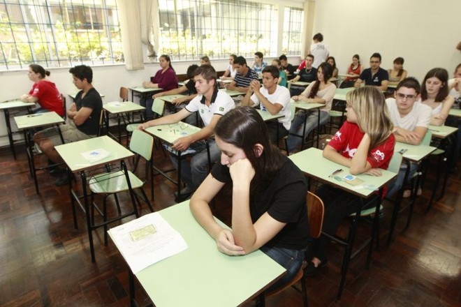 Cerca de 50 mil estudantes concorrem no vestibular da UFPR |
