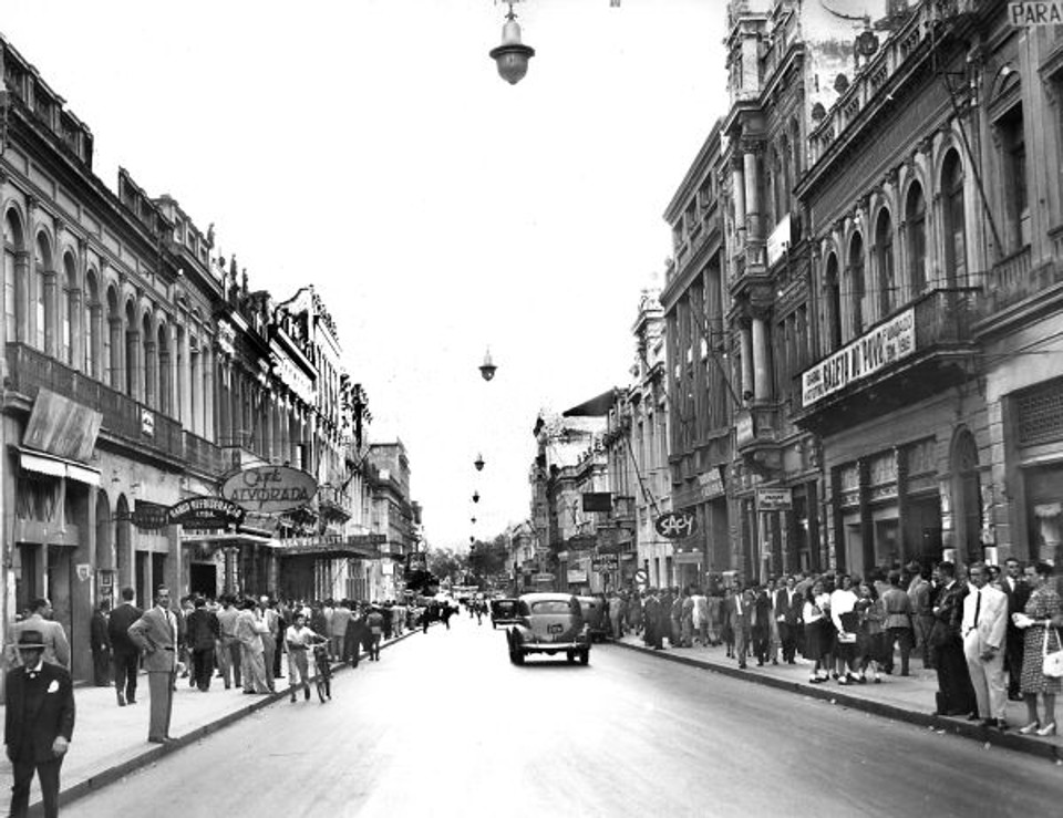 Rua XV de Novembro, o local conhecido comoSenadinhoera o ponto de encontro do curitibano. Foto de 1948 | 