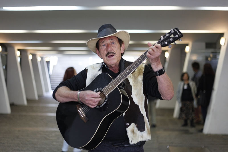 Campo Grande é um dos muitos Sebastiões que cantam e tocam no Canja de Viola, projeto da Fundação Cultural de Curitiba: perder uma piada, jamais | Jonathan Campos/ Gazeta do Povo