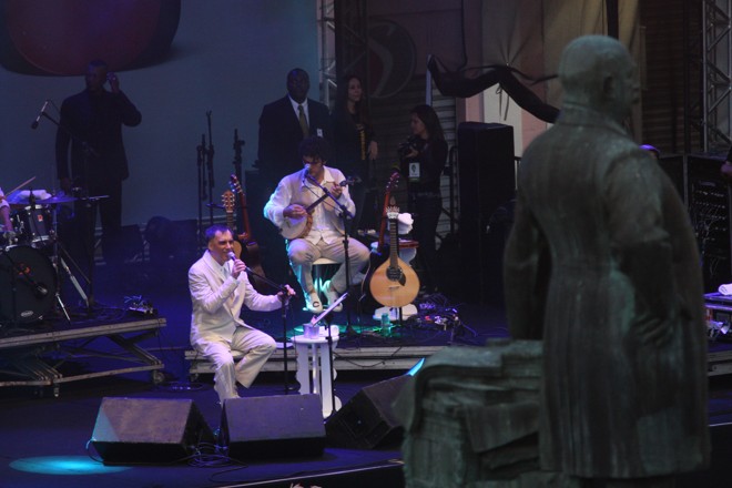 Sentado em uma cadeira giratória, Arnaldo Antunes faz um show calmo para o público que lota o Palco Riachuelo | 