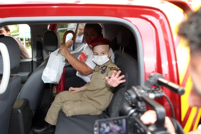 O menino foi levado pelos Bombeiros para sua residência atual, em Curitiba, onde irá se recuperar do transplante |