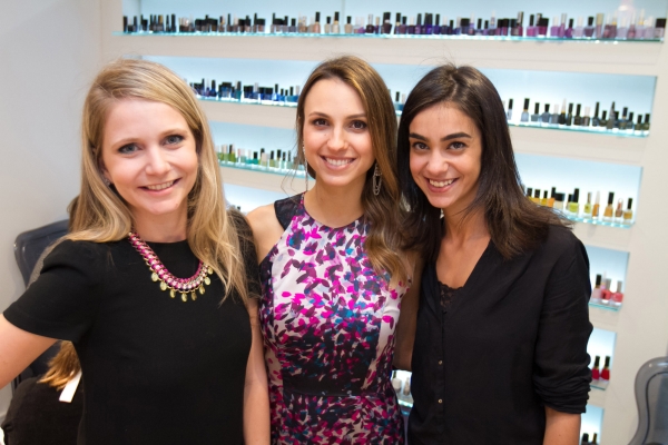 A empresária Pietra Juglair e Souza (à dir.) recebeu convidadas, em seu Pietra Nail Bar, para o coquetel de lançamento das coleções de roupas e acessórios das designers paranaenses Renata Accioly (àesq.) e Ivana Cornelsen, na tarde de terça-feira | Celso Pilati