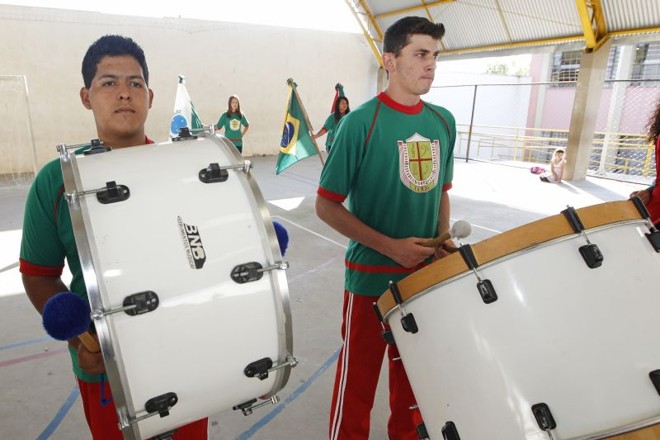 Instrumentos mais pesados são carregados por alunos maiores | 