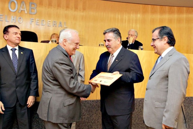 O advogado e professor René Dotti (de perfil, à esq.) foi um dos homenageados pelo Conselho Federal da OAB por sua atuação profissional durante o regime militar. O certificado