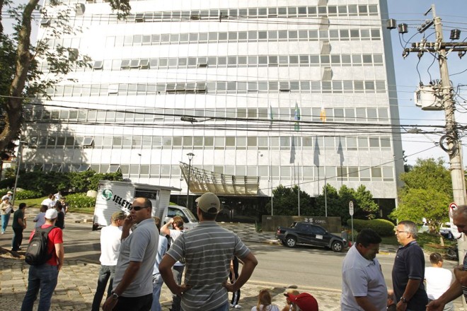 Pela manhã, a movimentação ainda era fraca em frente à sede da empresa, no bairro Batel | 