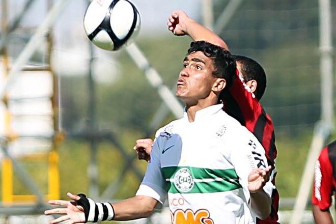 Atlético largou na frente da decisão do Paranaense sub-18, com vitória por 1 a 0 sobre o Coritiba | 