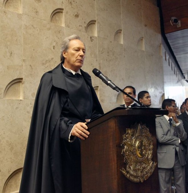 O ministro Ricardo Lewandowski assina termo de posse como vice-presidente do STF |