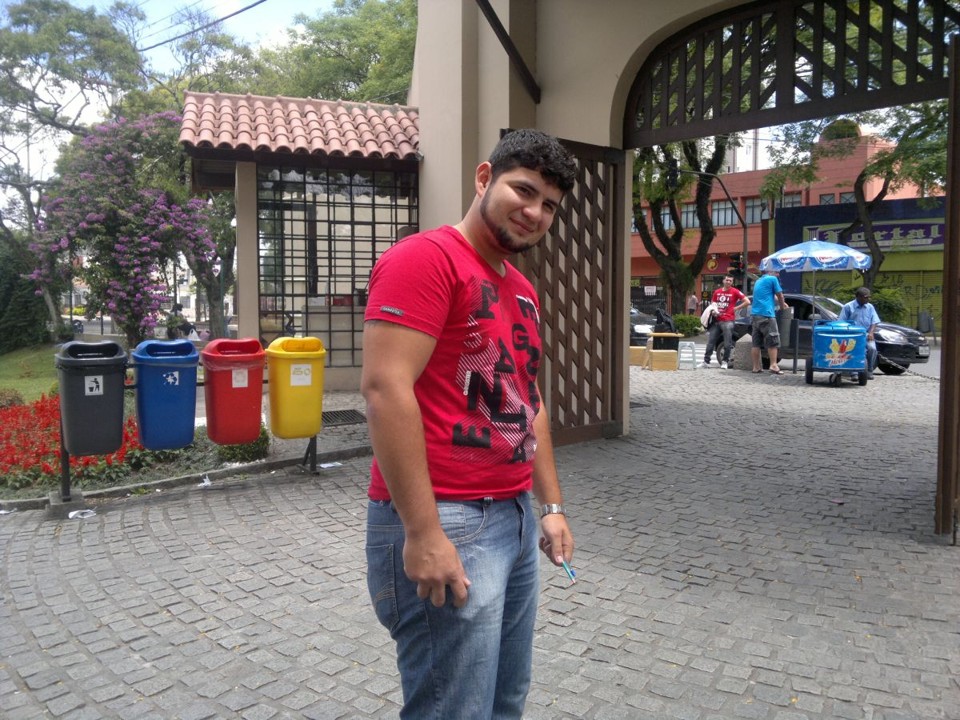 Alisson Otávio Alcântara de Sousa, 19 anos, queria usar o Enem para obter o certificado de conclusão do Ensino Médio e conseguir uma vaga no curso de Administração pelo Prouni | Fernanda Trisotto / Gazeta do Povo