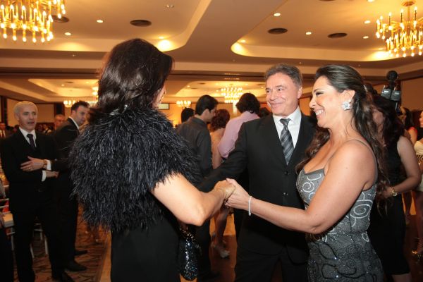 O senador Alvaro Dias e Débora Dias cumprimentam Luíza Brunet na festa Noite das Cataratas, que movimentou o Hotel Bourbon de Foz do Iguaçu no último sábado. O evento, em sua décima e última edição, contou com desfile de moda, estrelado por Luíza, e show do ator e cantor Daniel Boaventura, além de outras atrações | Jader Rocha
