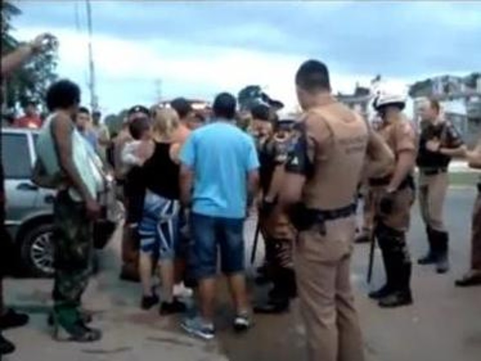 Policiais e moradores em frente a residência abordada no último fim de semana | Reprodução