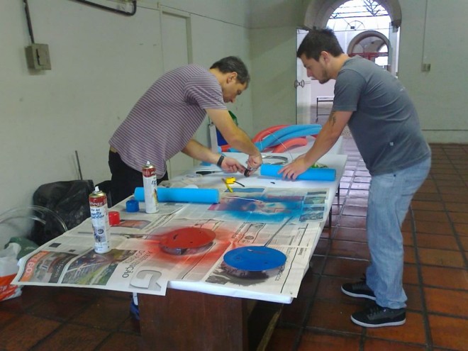 Montagem de esculturas gigantes na Virada Cultural |