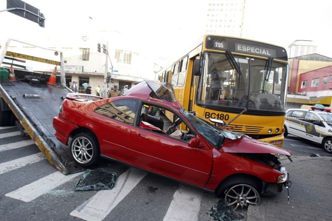 Uma pessoa morreu no acidente no Centro de Curitiba |