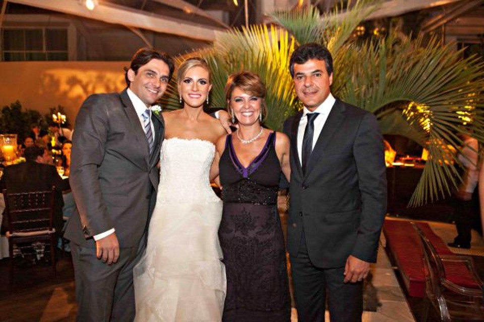 Fernanda e Beto Richa estavam entre os seletos convidados do casamento do casal de advogados curitibanos Paula Bonet e Rodrigo Khury, que movimentou a praia de Sambaqui, em Florianópolis, na última sexta-feira. O noivo é irmão do deputado estadual Alexandre Khury | Jared Windmuller