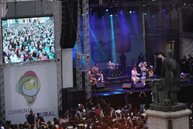 Público também podia acompanhar pelos telões instalados ao lado do palco | 