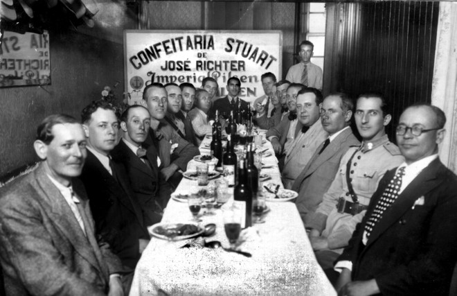 Uma reunião de políticos curitibanos no bar da antiga Confeitaria Stuart, em meados de 1930, na Avenida João Pessoa, hoje Luiz Xavier |