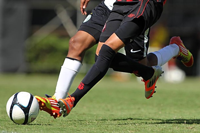 Atlético largou na frente da decisão do Paranaense sub-18, com vitória por 1 a 0 sobre o Coritiba | 