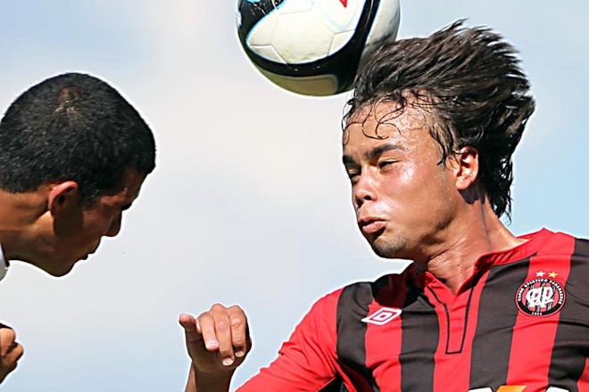 Atlético largou na frente da decisão do Paranaense sub-18, com vitória por 1 a 0 sobre o Coritiba | 