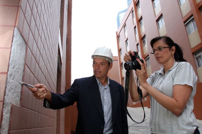 Os engenheiros especialistas em inspeção predial Ana Paula Arcoverde e Harro Zwiener vistoriam fissuras na estrutura de um imóvel | 