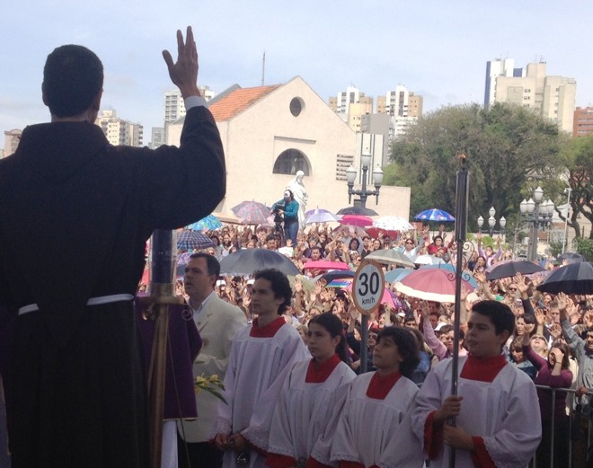 Fiéis acompanham a celebração do dia de Finados | 