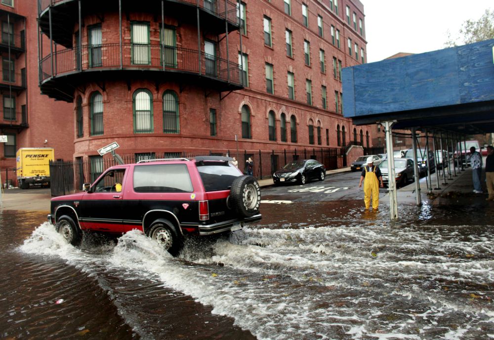 Sul de Manhattan ficou alagado após a passagem da tempestade Sandy. Energia é restabelecida aos poucos no local | Allison Joyce/Getty Images/AFP