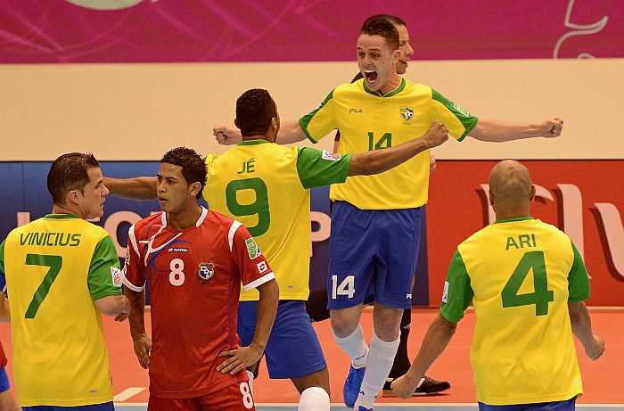 Neto comemora gol do Brasil na ampla goleada por 16 a 0 no Panamá, que garantiu vaga às quartas de final da Copa do Mundo de Futsal na Tailândia | AFP