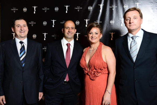 O vice-presidente do Grupo Battistella, Marcos Andreetto Perillo (ao centro), recebeu na noite de quinta-feira, durante jantar no Castelo do Batel, o troféu Equilibrista 2012, concedido há 27 anos pelo Instituto Brasileiro de Executivos de Finanças do Paraná (Ibef-PR). Também na foto, o presidente do órgão, Luiz Antonio Cavet (à dir.), o vice, Clécio Chiamulera, e a diretora executiva e organizadora do evento, Adriana Pompermaier | Marcos Borges/GKG Fotografias