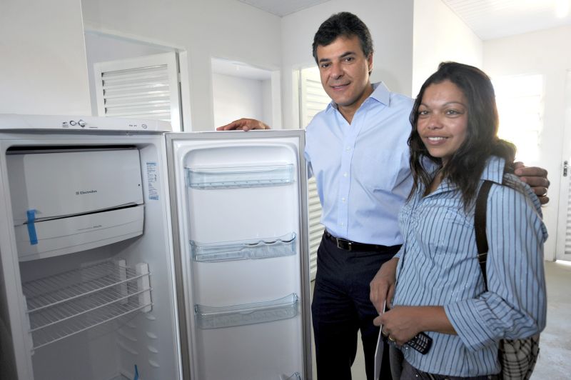 Governador Beto Richa entrega geladeira para Rosângela Oliveira, moradora do conjunto Madre Teresa de Calcutá | Aniele Nascimento/ Gazeta do Povo