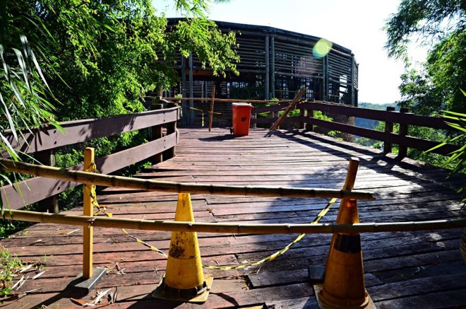 A entrada do local está fechada por cones e faixas: não há nenhum segurança | 