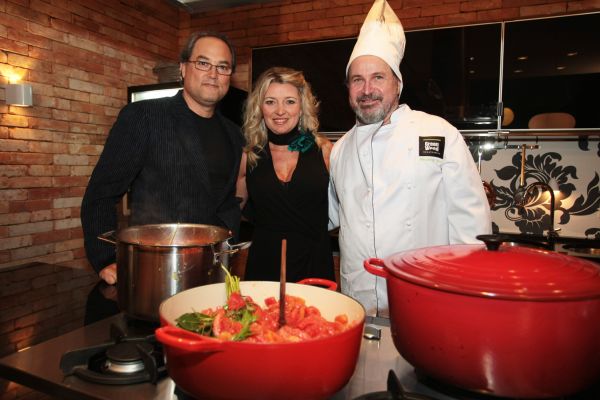 Wanderley Nunes trocou o uniforme de hairstylist pelo de chefe de cozinha na última segunda-feira para pilotar o fogão do Espaço Gourmet da construtora Greenwood. A convite do casal Syonara Thomé e Maurício Beira da Silva (ao seu lado na foto), ele cozinhou para um grupo de arquitetos, designers de interiores e outros convidados | Jader da Rocha