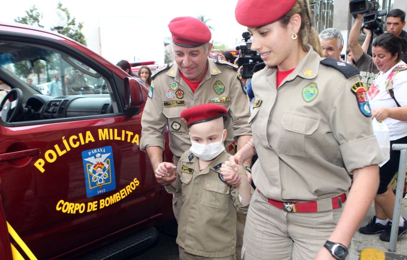João Bombeirinho deixa o hospital acompanhado de agentes do Corpo de Bombeiros: homenagem emocionante | Albari Rosa/Gazeta do Povo