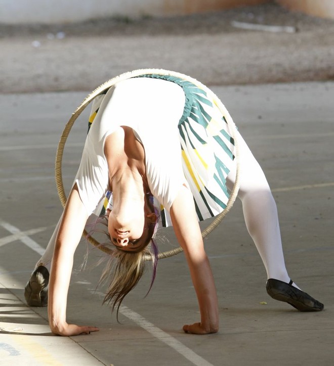 As fanfarras têm balizas que fazem coreografias durante as apresentações | 
