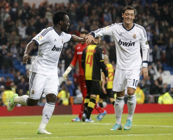Essien comemora com Ozil o gol marcado pelo Real Madrid na vitória diante do Zaragoza | Reuters