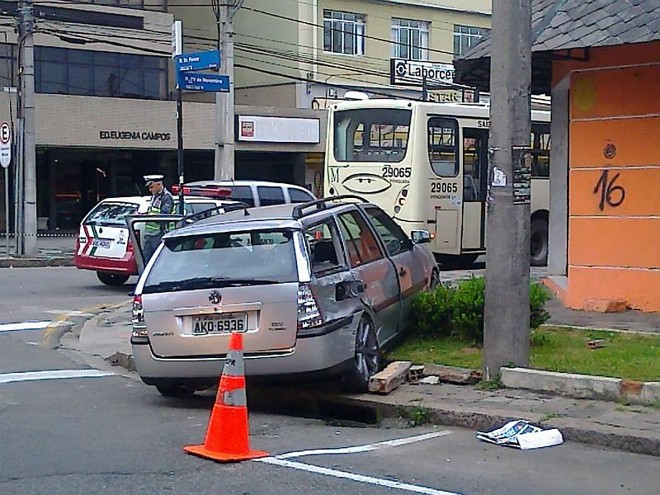 Uma pessoa ficou ferida sem gravidade na batida, que deixou o cruzamento bloqueado até por volta das 8h30 para atendimento da ocorrência |