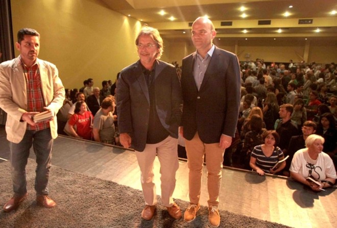 O escritor moçambicano Mia Couto (ao centro) com o ex-deputado Marcelo Almeida (à dir.), idealizador do programa Conversa Entre Amigos, de incentivo à leitura, e o mediador Miguel Sanches Neto (à esq.). Mia participou da última edição do ano do programa, na noite de quinta-feira, no Teatro Paulo Autran, no Shopping Novo Batel |