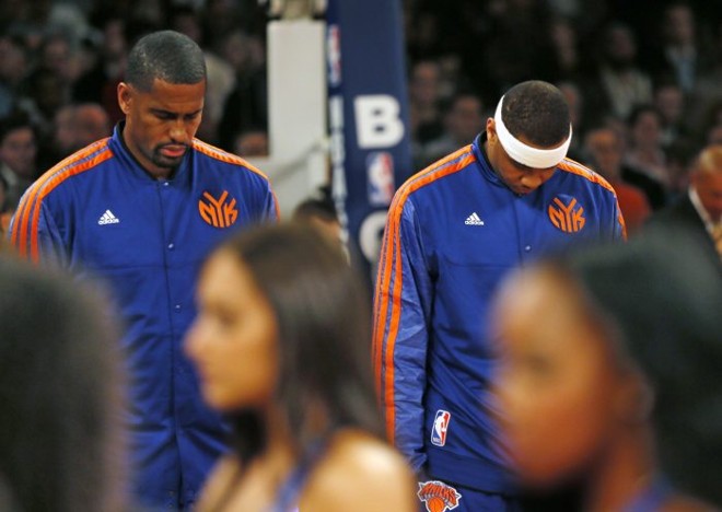 Kurt Thomas e Carmelo Anthony prestam homenagem com um minuto de silêncio às vítimas da supertempestade Sandy antes da vitória dos Knicks diante do Heat | Reuters