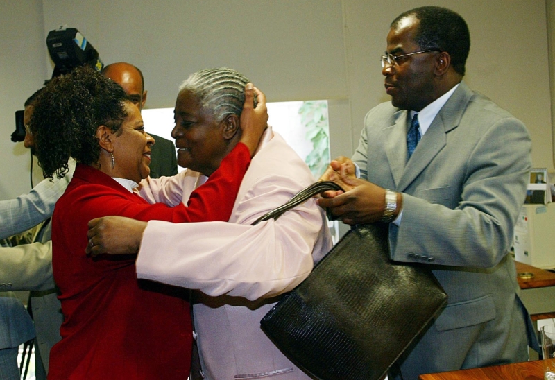 Benedita Gomes (centro), mãe de Joaquim Barbosa, cumprimenta a ex-ministra da Igualdade Racial Matilde Ribeiro, amparada pelo filho: primeiro negro a assumir o Supremo | Lula Marques/Folhapress