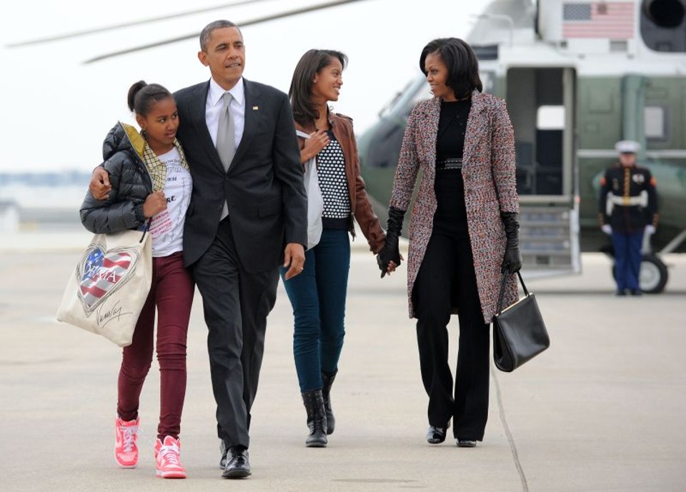 Obama e a família no aeroporto de Ohare, em Chicago | Jewel Samad/AFP