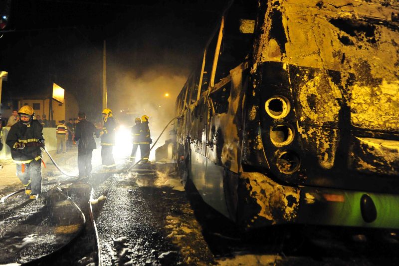 Ônibus voltaram a ser incendiados em Santa Catarina na madrugada desta quarta-feira | Diário Catarinense/Cristiano Estrela