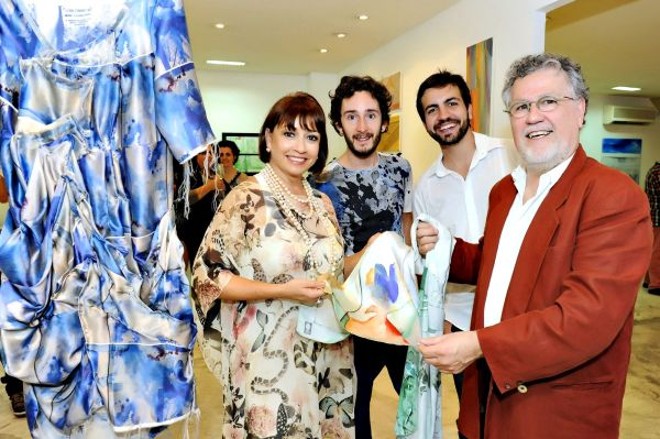 O arquiteto e artista plástico Sérgio Póvoa Pires (de paletó) abriu nesta terça-feira a exposição Psyche na galeria da marchande Zilda Fraletti (à esq.), composta por 23 aquarelas com o tema borboletas. O designer Alexandre Linhares (de camiseta estampada), proprietário da marca de roupas Heroína, e o também arquiteto Dudu Montani criaram peças exclusivas inspiradas na série |