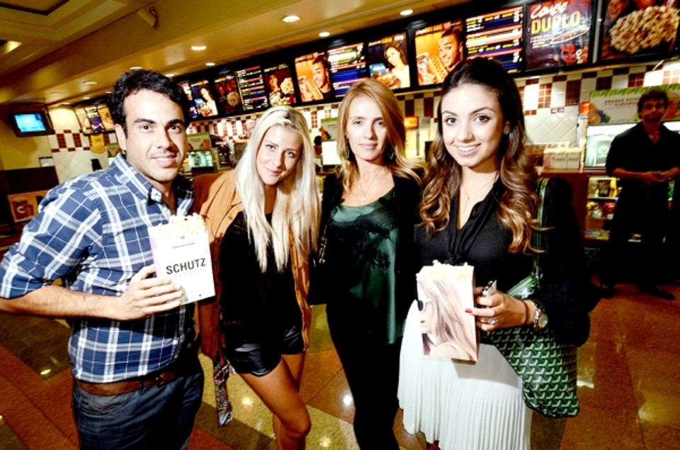 Claudia Sehbe (de cabelo loiro), responsável pela Schutz na Região Sul, recebeu o promoter Marquinhos Slaviero, a empresária Vanessa Taques e sua filha Manoella (ambas à dir.) para o lançamento da nova campanha da marca de acessórios e calçados femininos, filmada em Nova York. A sessão, seguida da comédia Magic Mike, foi na última terça no ParkShoppingBarigüi, onde a marca tem uma loja | Luizo Cavet