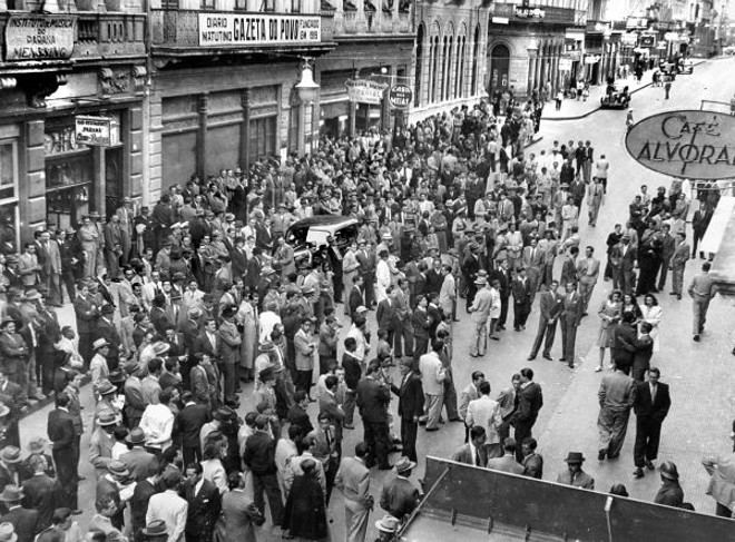 Um jogo de futebol transmitido por alto-falantes reunia uma boa aglomeração em 1947, no Senadinho |